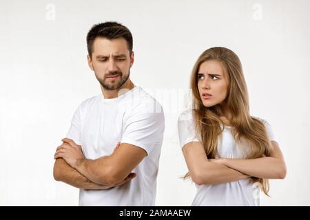 Paar argumentierte und jede andere ärgern. junge Frau und ihrem Freund steht auf weißem Hintergrund Stockfoto