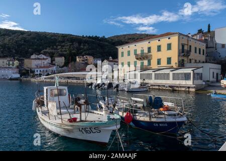 Valun, Island Cres, Kroatien - 1. Januar 2020: Altstadt und Hafen von Valun.It ist ein kleines Fischerdorf auf der Insel Cres im kvarner Golf in Croa Stockfoto