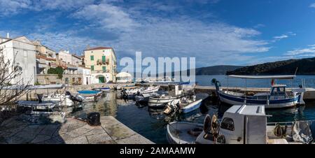 Valun, Island Cres, Kroatien - 1. Januar 2020: Altstadt und Hafen von Valun.It ist ein kleines Fischerdorf auf der Insel Cres im kvarner Golf in Croa Stockfoto