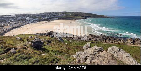 Porthmeor Beach von der Spitze der "Insel" in St Ives in Cornwall aus gesehen. Panoramaaufnahme. Stockfoto