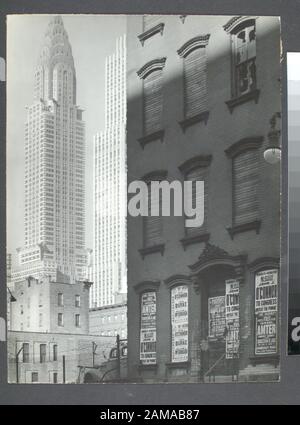 Im Gegensatz zur Nr. 331 East 39th Street mit dem Chrysler Building (links) und dem Daily News Building (rechts) hat Manhattan Mit Kampagnenpostern für kommunistische, republikanische Kandidaten in Foregound einen Braunground im Gegensatz zu anderen Gebäuden darüber hinaus. Citation/Referenz: CNY# L30; Im Gegensatz Zur Nr. 331 East 39th Street mit dem Chrysler Gebäude (links) und dem Daily News Building (rechts), Manhattan. Stockfoto