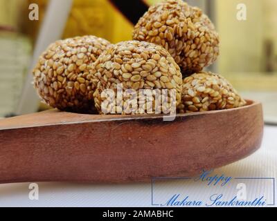 Bis Gul oder süß Sesam Laddu für Indische festival Makar Sankranti auf weißem Hintergrund Stockfoto