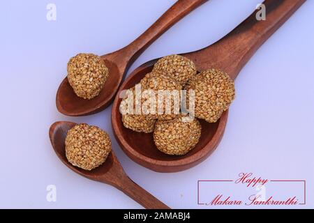 Bis Gul oder süß Sesam Laddu für Indische festival Makar Sankranti auf weißem Hintergrund Stockfoto