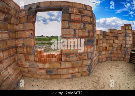 Bau von roten Ziegelsteinhäuschen in ländlicher Umgebung. Stockfoto