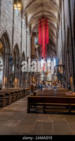 Nürnberg 2019. Innenschiff der Kathedrale St. Lorenz oder Lawrence. Wir sind an einem Sonntag und die Gläubigen geben dem Besuch von Touristen nach. August 2019 Stockfoto
