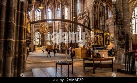 Nürnberg 2019. Innenschiff der Kathedrale St. Lorenz oder Lawrence. Wir sind an einem Sonntag und die Gläubigen geben dem Besuch von Touristen nach. August 2019 Stockfoto
