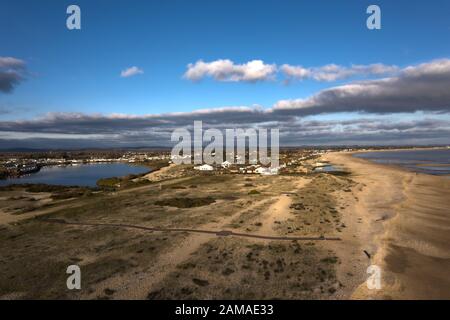 Pagham Village in Richtung West End neben dem Pagham Harbour Naturreservat Luftansicht am Strand an einem klaren und schönen Tag im Januar. Stockfoto