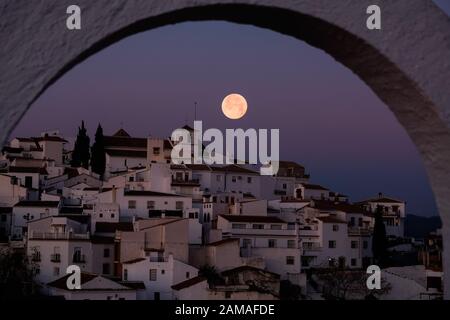 Wolf-Mond über dem Berggipfel Pueblo von Comares in Axarquia, Andalucia, Costa del Sol, Spanien Stockfoto