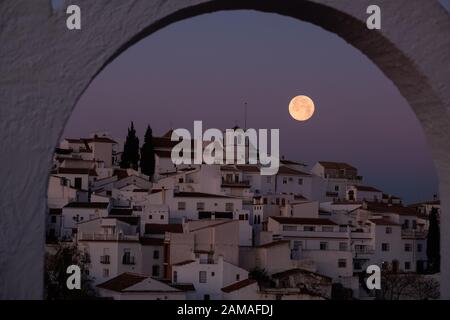 Wolf-Mond über dem Berggipfel Pueblo von Comares in Axarquia, Andalucia, Costa del Sol, Spanien Stockfoto