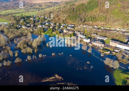 Callander, Schottland, Großbritannien. Januar 2020. Starke Regenfälle am Samstag führten dazu, dass der Fluss Teith seine Ufer brach und in der Stadt Callander in Trossachs, Stirlingshire, überschwemmt wurde. Parkplätze und an den Fluss angrenzende Immobilien in der Innenstadt lagen unter einem Meter Wasser. Stirlingshire Iain Masterton/Alamy Live News Stockfoto