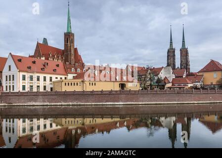 Kollegiatkirche Heilig Kreuz und St. Bartholomäus und Kathedrale Sankt Johannes der Täufer in Ostrow Tumski, ältester Teil der Stadt Wroclaw, Polen Stockfoto