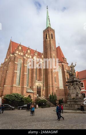 Denkmal von Johann von Nepomuk vor der Stiftskirche Heilig Kreuz und St. Bartholomäus in Ostrow Tumski, ältesten Teil von Breslau, Polen Stockfoto