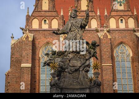 Denkmal von Johann von Nepomuk vor der Stiftskirche Heilig Kreuz und St. Bartholomäus in Ostrow Tumski, ältesten Teil von Breslau, Polen Stockfoto