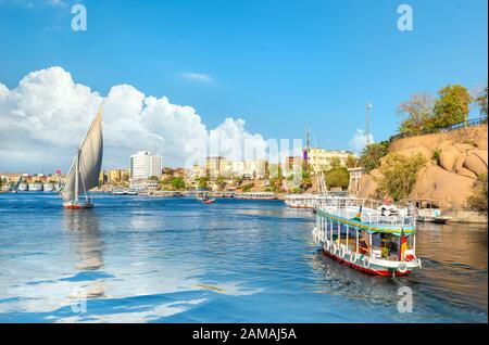 Stadtbild von Assuan am sonnigen Sommertag, Ägypten Stockfoto