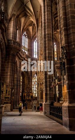 Nürnberg 2019. Innenschiff der Kathedrale St. Lorenz oder Lawrence. Wir sind an einem Sonntag und die Gläubigen geben dem Besuch von Touristen nach. August 2019 Stockfoto