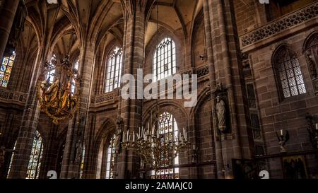 Nürnberg 2019. Innenschiff der Kathedrale St. Lorenz oder Lawrence. Wir sind an einem Sonntag und die Gläubigen geben dem Besuch von Touristen nach. August 2019 Stockfoto
