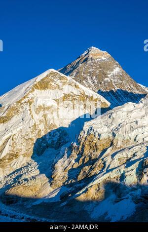 Der Gipfel des Everest, des höchsten Berges der Welt, in der Khumbu-Region des Nepal-Himalayas, von Kala Patthar Stockfoto