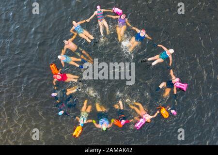 Callander, Schottland, Großbritannien. Januar 2020. Drohnenbilder von Freiwasserschwimmern des Schwimmvereins Fife Wild nutzen das kalte, aber sonnige Wetter, um in Loch Lubnaig in Den Trossachs, Stirlingshire, zu schwimmen. Neben dem üblichen Schwimmen brauchten sie Zeit, um Spaß zu haben und einige synchronisierte Schwimmzüge zu üben, bevor die Kälte sie aus dem Loch zwang. Iain Masterton/Alamy Live News Stockfoto