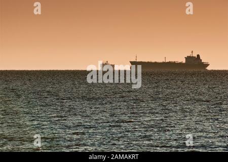 Leere Frachtschiffe im Golf von Mexiko bei Sonnenaufgang, auf dem Weg von Port of Houston, Texas, USA Stockfoto