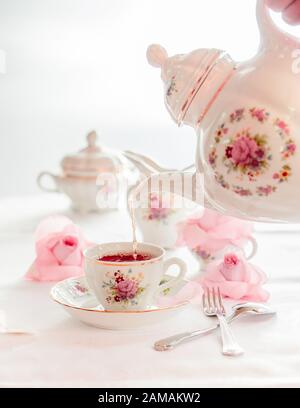 Ein Set aus feinem Porzellanteeset mit Blumenrosenmuster und Teetopf, Zuckertopf, Topf und Teetasse. Stockfoto