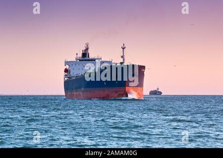 M/S Sti Diamond, Öl-/Chemikalientanker, in der Galveston Bay, auf ihrem Weg vom Hafen von Houston in den Golf von Mexiko bei Sonnenaufgang in der Nähe von Galveston, Texas, USA Stockfoto