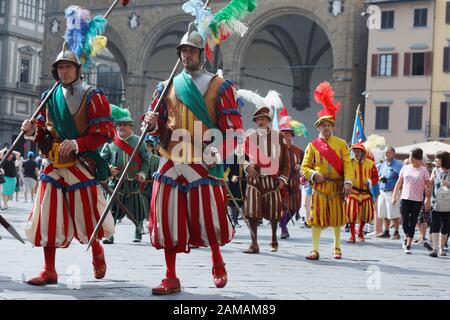 Florenz, Italien - 10. August 2018: Historische Parade während des Festes von San Lorenzo. Dieses jährliche Ereignis, das tief in der Tradition der Stadt verwurzelt ist, endet mit der Lasagna und Wassermelone an alle Stockfoto