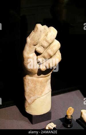 Ägypten, Alexandria, Nationalmuseum, ein Arm, wahrscheinlich Teil einer Statue. Oder vielleicht pflücken Herkules den goldenen apfel aus dem Hesperidengarten. Stockfoto