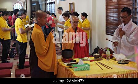 Zwei Priester und ein Mönch leiten vor dem chinesischen Neujahrsfest eine Gebetszeremonie in einem buddhistischen Tempel. Stockfoto