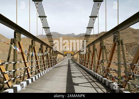 Moderne Hängebrücke über die Schlucht und den Fluss Spiti an einem schönen Morgen im Sommer in der Nähe des isolierten Dorfes Chicham, Himachal Pradesh, Indien. Stockfoto