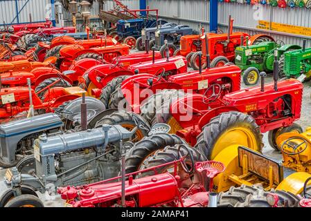 Bunte Oldtimer Traktoren am Transport Museum, Geraldine, Neuseeland Stockfoto