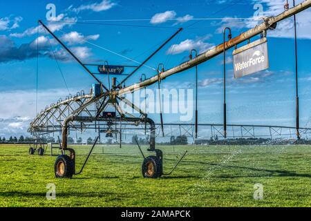 Riesige Bewässerungswassersprinkler auf Weideland in der Nähe von Ashburton, Neuseeland Stockfoto