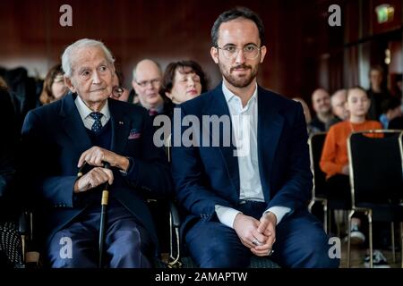 12. Januar 2020, Berlin: Igor Levit (r), Pianist, und Leon Schwarzbaum, Holocaust-Überlebender, sitzen nebeneinander mit der Statue "B" als "Geschenk der Erinnerung" bei einer Veranstaltung zur Ehrung Levit durch das Internationale Auschwitzkomitee im Maritim Hotel Berlin. Die Statue ist dem Buchstaben "B" im Schriftzug "ARBEIT MACHT FREI" über dem Auschwitztor nachempfunden, den die Häftlinge in Auschwitz heimlich umgedreht hatten, als sie das Schild auf Befehl der SS herstellen mussten. Für die Häftlinge war diese Aktion ein Zeichen ihrer Menschenwürde und ihres Widerstands. Foto: Christoph Soeder / dpa Stockfoto