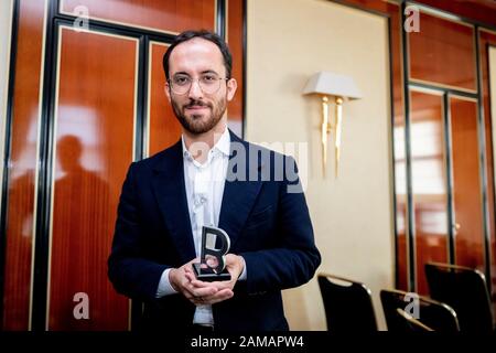 12. Januar 2020, Berlin: Igor Levit, Pianist, steht nach seiner Auszeichnung durch das Internationale Auschwitzkomitee im Maritim Hotel Berlin mit der Statue "B" als "Geschenk der Erinnerung". Levit wurde für sein Engagement gegen Antisemitismus und Rechtsextremismus ausgezeichnet. Die Statue ist dem Buchstaben "B" im Schriftzug "ARBEIT MACHT FREI" über dem Auschwitztor nachempfunden, den die Häftlinge in Auschwitz heimlich umgedreht hatten, als sie das Schild auf Befehl der SS herstellen mussten. Für die Häftlinge war diese Aktion ein Zeichen ihrer Menschenwürde und ihres Widerstands. Foto: Christoph Stockfoto