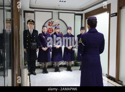 (200112) -- HEFEI, 12. Januar 2020 (Xinhua) -- Zugbesatzungsmitglieder werden vor dem Abflug am Hefei South Railway Station in Hefei, Ostchinas Provinz Anhui, am 12. Januar 2020 vorbereitet. Eine Gruppe junger Mitarbeiter der Zugbesatzung aus der Sektion Hefei der China Railway Shanghai Group Co., Ltd. Gab vor kurzem ihr Debüt während des Reisefestes des Spring Festivals. Fünf von sechs Mitgliedern dieses Teams wurden im Jahr 2000 geboren. Am 12. Januar nahm das Team nach den 2000er Jahren seine Arbeit während der größten jährlichen Migration des Landes auf dem Zug G24 von Hefei nach Peking auf. (Xinhua/Han Xiaoyu) Stockfoto