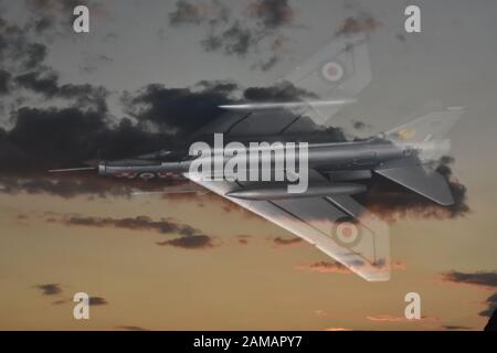Double Exposure, geisterhaften English Electric Lightning Kampfjet und bewölkter Sonnenuntergang Himmel. Stockfoto