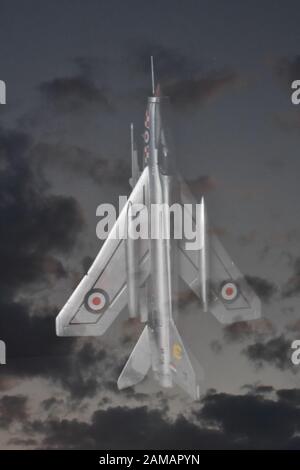 Double Exposure, geisterhaften English Electric Lightning Kampfjet und bewölkter Sonnenuntergang Himmel. Stockfoto