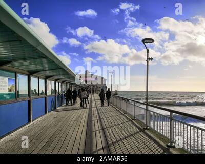 Bournemouth, Großbritannien. Januar 2020. Die Menschen genießen die Wintersonne bei einem Spaziergang auf dem Pier in Bournemouth, Dorset. Unüblich warmes Wetter in Großbritannien. Kredit: Thomas Faull/Alamy Live News Stockfoto