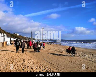 Bournemouth, Großbritannien. Januar 2020. Die Menschen genießen die Wintersonne bei einem Spaziergang am Strand in Bournemouth, Dorset. Unüblich warmes Wetter in Großbritannien. Kredit: Thomas Faull/Alamy Live News Stockfoto