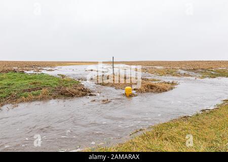 Januar Gewitter mit starken Regen verursacht Überschwemmung in Feldern, Gräben und Bodenerosion von fließendem Wasser Runoff Stockfoto