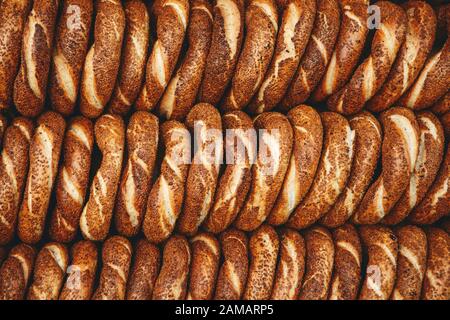 Nahaufnahme der traditionellen türkischen Bagels mit dem Namen simit. Nationale Straßennahrung. Stockfoto