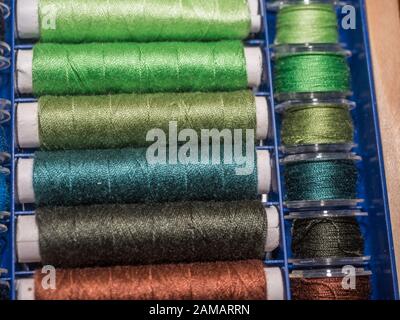Viel Nähen von farbigem Faden. Gewinderollen. Bunte Fäden im Karton. Struktur des Nähzubehörs Stockfoto