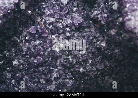 Close-up oder Makro einer lila oder violett Mineralien amethyst Druse Stockfoto