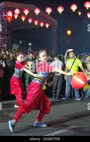 Bogor, West Java, Indonesien - Februar 2019: EINE Gruppe junger Mädchen führt Laternen auf dem chinesischen Neujahrsfest tanzen. Stockfoto