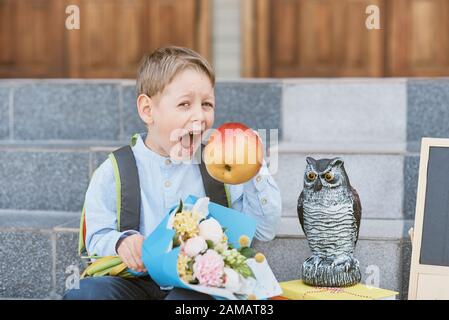 Blumenstrauß für ersten geliebten Lehrer am ersten September. Blumen für die letzte Glocke. Tag des Wissens. Anfang des Schuljahres. erstlingssortierer in Einem Stockfoto