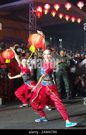 Bogor, West Java, Indonesien - Februar 2019: EINE Gruppe junger Mädchen führt Laternen auf dem chinesischen Neujahrsfest tanzen. Stockfoto