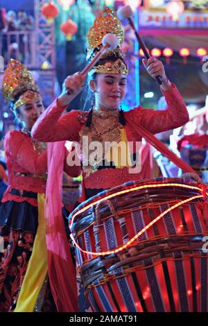 Bogor, Indonesien - Februar 2019: EINE junge Frau spielt auf dem chinesischen Neujahrsfest eine traditionelle Trommel. Stockfoto