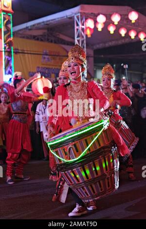 Bogor, Indonesien - Februar 2019: EINE junge Frau spielt auf dem chinesischen Neujahrsfest eine traditionelle Trommel. Stockfoto