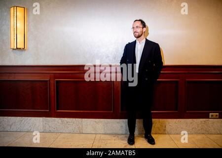 12. Januar 2020, Berlin: Igor Levit, Pianist, erhält seine Auszeichnung vom Internationalen Auschwitzkomitee mit der Statue "B" als "Geschenk der Erinnerung" im Maritim Hotel Berlin. Levit wird für sein Engagement gegen Antisemitismus und Rechtsextremismus geehrt. Die Statue ist dem Buchstaben "B" im Schriftzug "ARBEIT MACHT FREI" über dem Auschwitztor nachempfunden, den die Häftlinge in Auschwitz heimlich umgedreht hatten, als sie das Schild auf Befehl der SS herstellen mussten. Für die Häftlinge war diese Aktion ein Zeichen ihrer Menschenwürde und ihres Widerstands. Foto: Christus Stockfoto