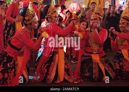 Bogor, Indonesien - Februar 2019: EINE Gruppe junger Frauen führt einen traditionellen sundanesischen Tanz auf dem chinesischen Neujahrsfest auf. Stockfoto