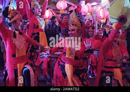 Bogor, Indonesien - Februar 2019: EINE Gruppe junger Frauen führt einen traditionellen sundanesischen Tanz auf dem chinesischen Neujahrsfest auf. Stockfoto